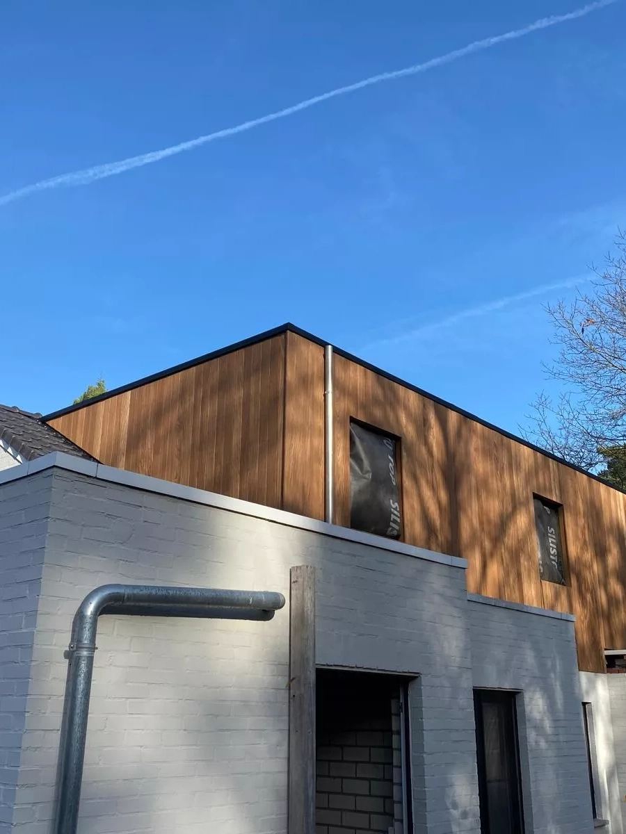 Voor en na van een dakrenovatie